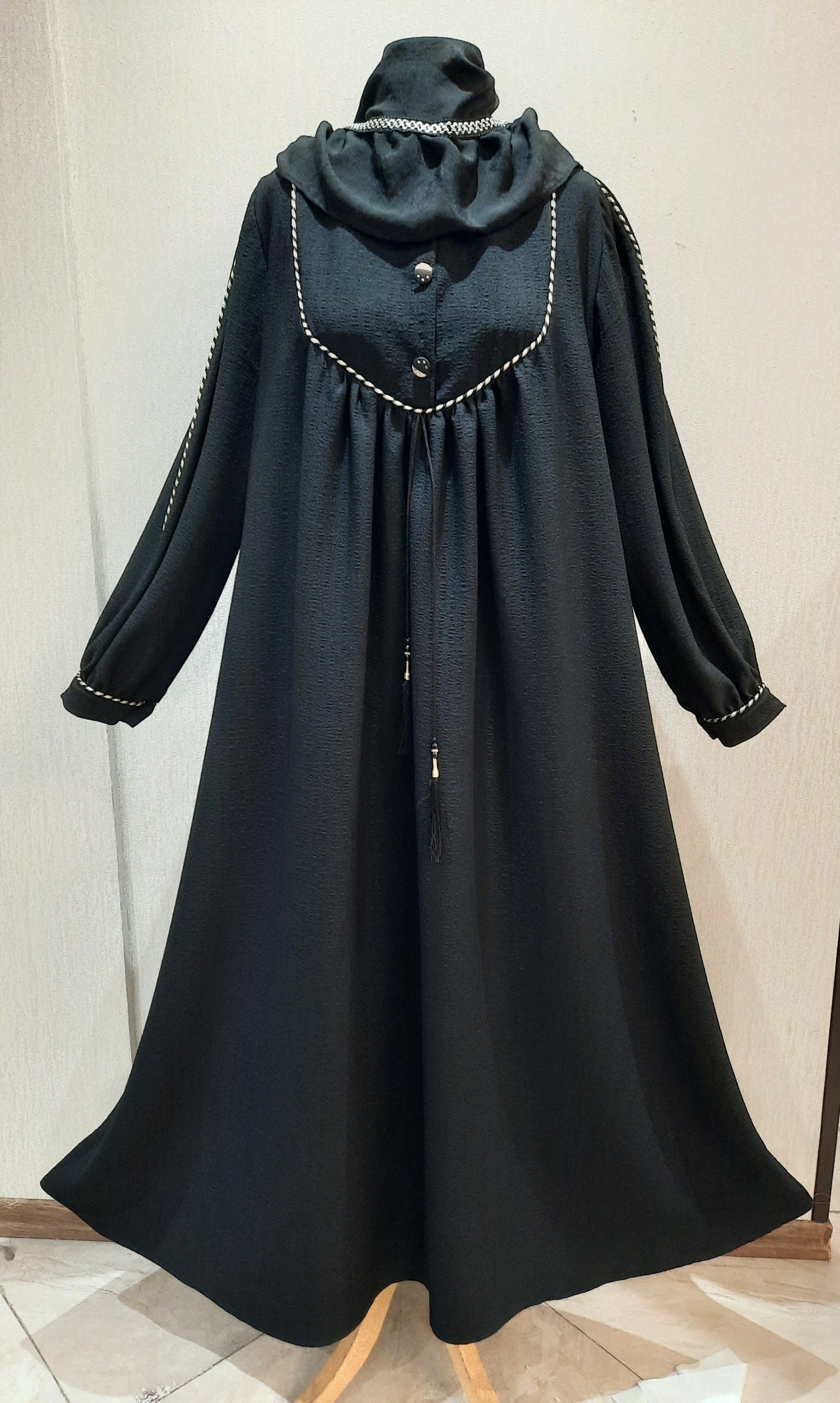 عبا مشکی مغزی دوزی طلایی پارچه لنزی مهمیس مدل وفا